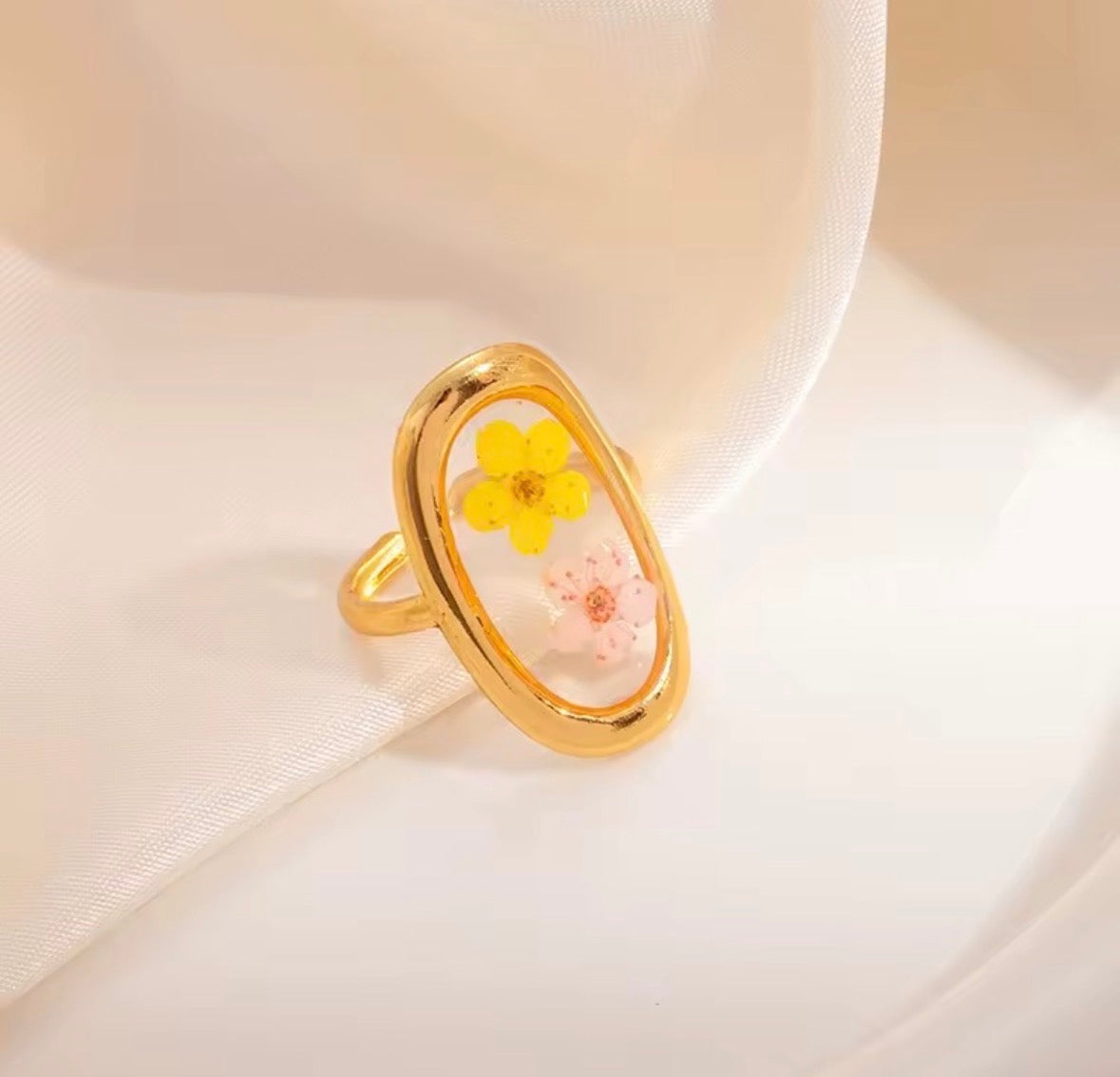 Golden Sunbeam Oval Resin Ring
