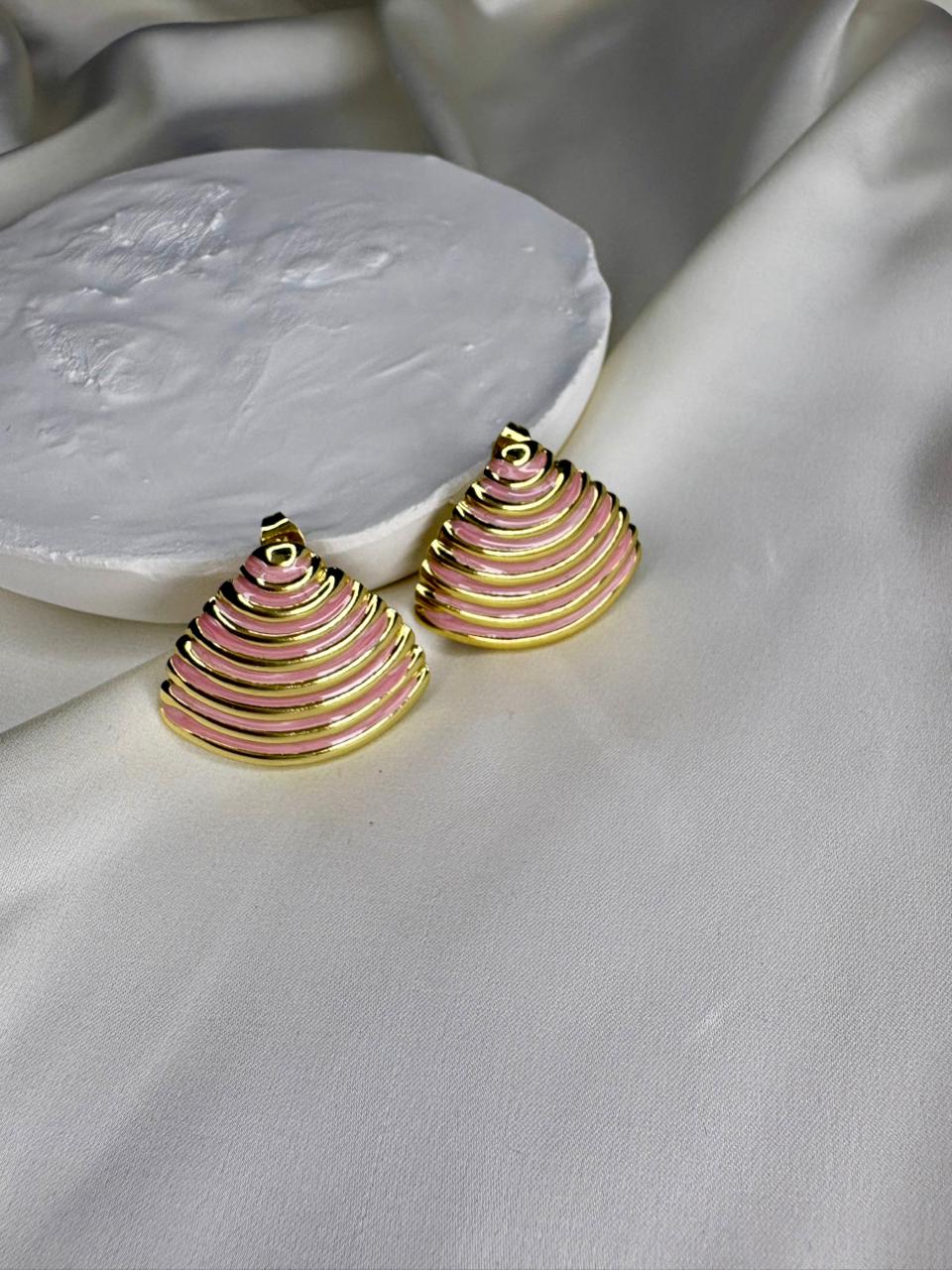 Ribbed Pyramid Studs