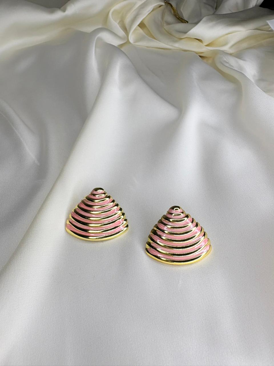 Ribbed Pyramid Studs